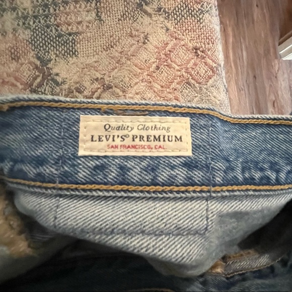 Lighter washed Levi’s distressed jeans - Picture 4 of 4